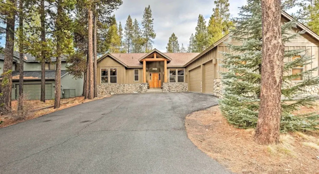 Spacious Sunriver Home w/ Hot Tub & Gas Grill