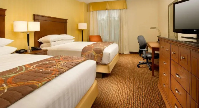 Четырёхместный номер Superior Drury Plaza Hotel Valdosta