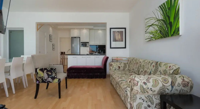 Caprice Court 7
