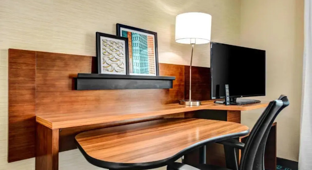 Студия Fairfield Inn & Suites Lansing at Eastwood
