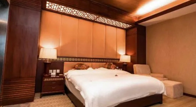 Люкс Business Golden Spring Hotel Lijiang