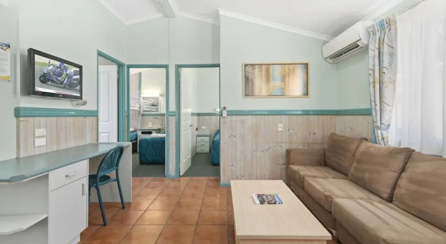 Коттедж с красивым видом из окна Ashmore Palms Holiday Village