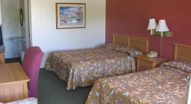Четырёхместный номер Standard Heritage House Motel