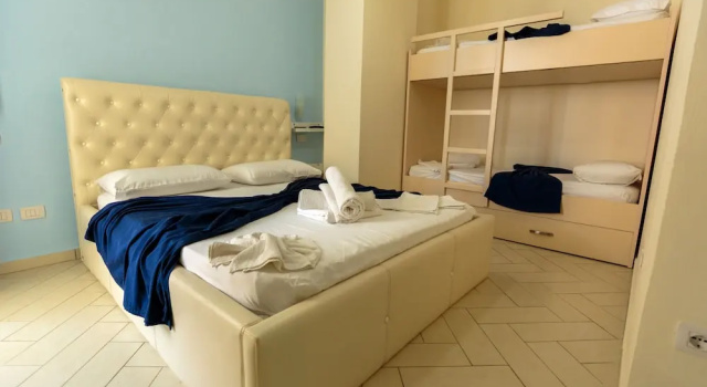 Четырёхместный номер Standard с балконом и с частичным видом на море Hotel Garden
