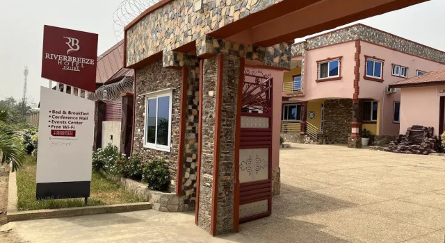 RiverBreeze Hotel, Rezerwuj Hotel Hotele 3-gwiazdkowe w Koforidua, 3*
