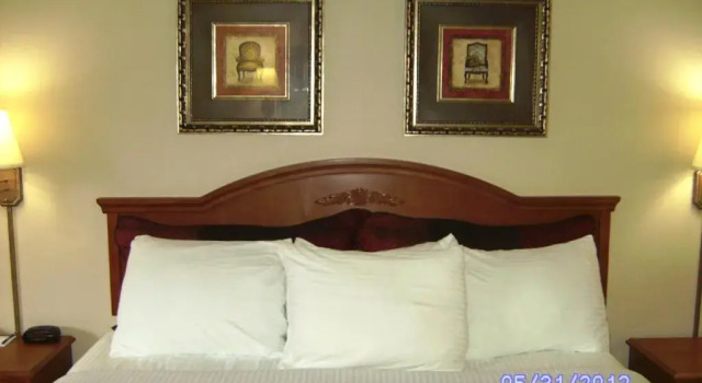 Трёхместный номер Deluxe All American Inn & Suites Branson