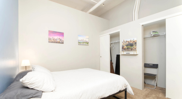 HUGE 2 Bedroom historic loft | Downtown Denver, Book Hotel Hoteller i Denver med pool, nær Denver Mint, Swimmingpool