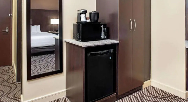 Четырёхместный номер Deluxe La Quinta Inn & Suites by Wyndham Oshawa