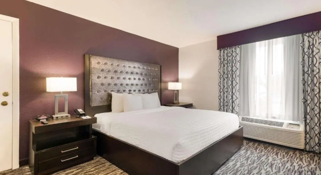 Номер Standard с видом на бассейн Clarion Inn & Suites Across From Universal Orlando Resort