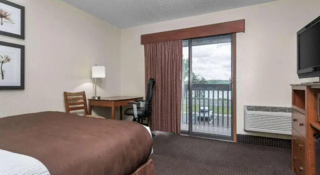 Номер Deluxe AmericInn by Wyndham Lake City