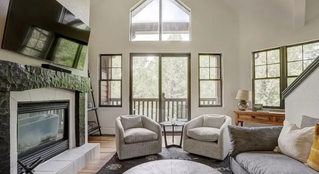 Newly Remodeled 2 Bedroom + Loft on the River 2 Condo by Redawning