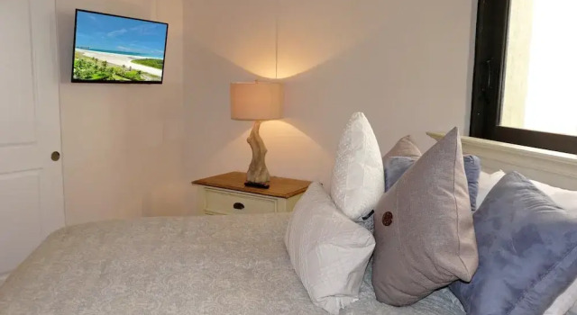 Stylish beachfront condo with spa/pool and ocean views, Забронировать Отель Отели в центре Марко-Айленд, в центре, Парковка