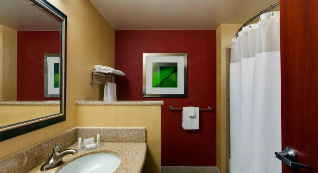 Четырёхместный номер Standard Courtyard by Marriott Chicago Schaumburg/Woodfield Mall