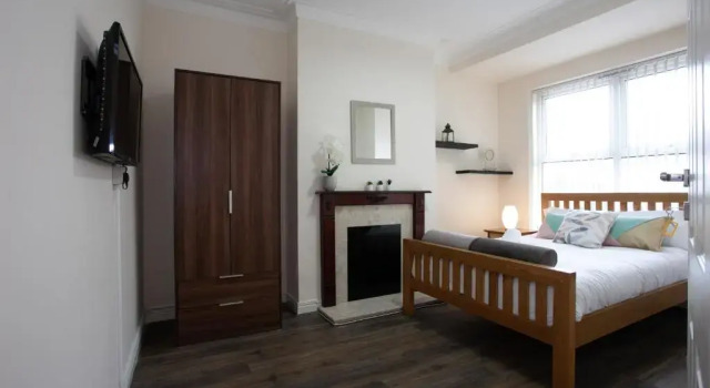 Modern Stays @ Kippax House (6 Bedrooms, 7 Beds, Sleeps 13, Free Parking)