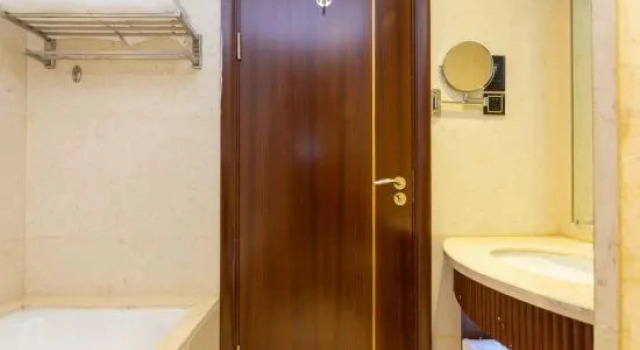 O podwyższonym standardzie dwuosobowy suite Rich Plaza Hotel