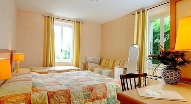Четырёхместный семейный номер Standard Logis Hotel Des Voyageurs Restaurant La Bonne TablHay