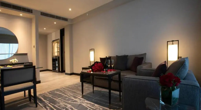 Полулюкс Hyatt Regency Al Kout Mall