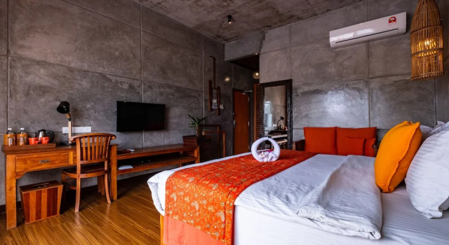 O podwyższonym standardzie dwuosobowy pokój i balkonem i z widokiem na miasto Ipoh Bali Hotel
