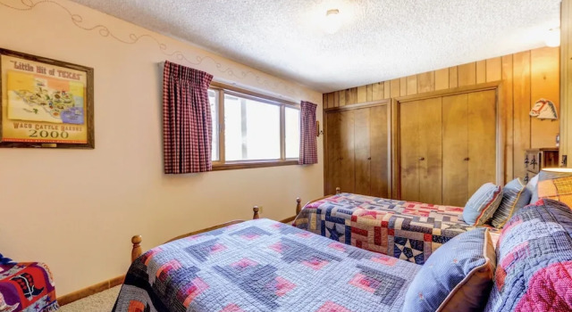 Salmans Bear Cove Family Vacation At Windcliff 4 Bedroom Home by RedAwning, Забронировать Дом для отпуска Отели Эстес-Парк с парковкой, Парковка