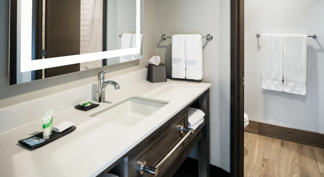 Четырёхместный номер Standard с видом на океан Beachfront Inn