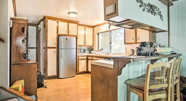 Коттедж 5 Mi to Lake Arrowhead Village: Cabin w/ Game Room