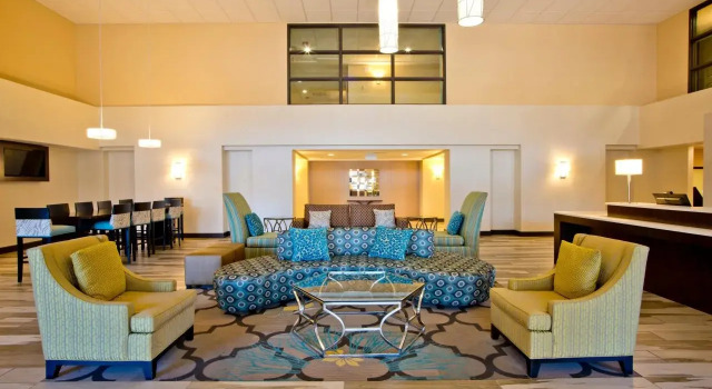 Holiday Inn Express - Colorado Springs - First & Main, an IHG Hotel, Buchen Sie Hotel Colorade Springs Colorado, in der Nähe von Colorado College
