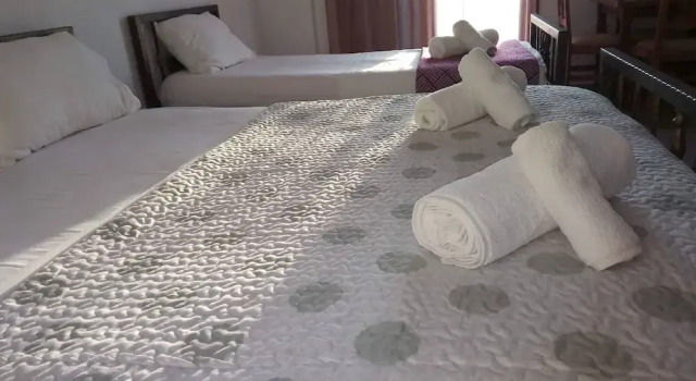 Johns Guesthouse, Забронировать Отель Отели в центре Ксамил, в центре