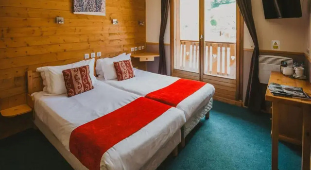 Семейный номер Standard с видом на горы Hôtel Les Grangettes