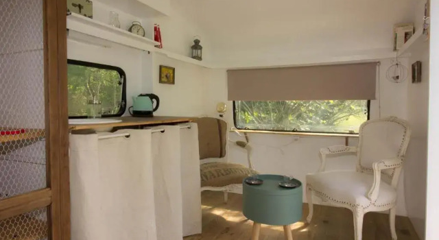 Ma caravane dans les collines, Rezervați Hotel Villeneuve-la-Comptal Languedoc-Roussillon