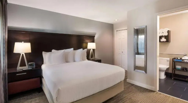 Четырёхместный номер Standard с 2 комнатами Sonesta ES Suites Dulles Airport
