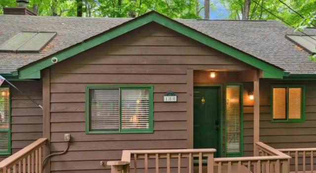 Коттедж Creekside Falls Cabin - 3 bedroom /3 bathroom /2 family rooms / hot tub / wifi