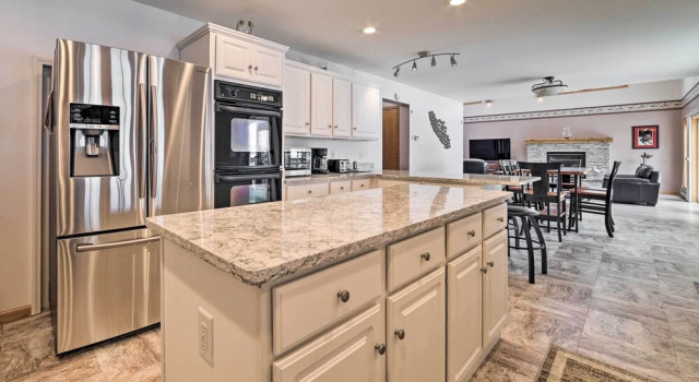 Коттедж Spacious Lakefront Home w/ Sunroom & Bar