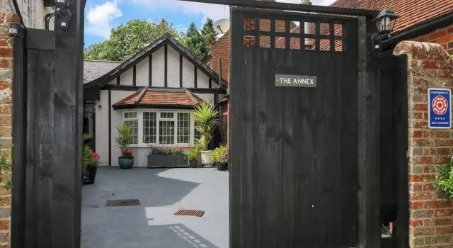 Коттедж с балконом Woodend Annexe