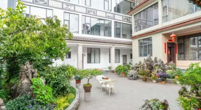 Qiuting Nanshe Homestay, Prenota Hotel Hotel a Yunnan con parcheggio, Parcheggio