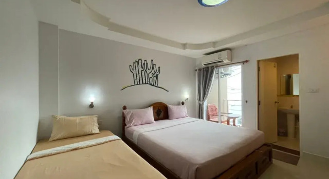 Трёхместный номер Standard с балконом Euro Boutique Hotel