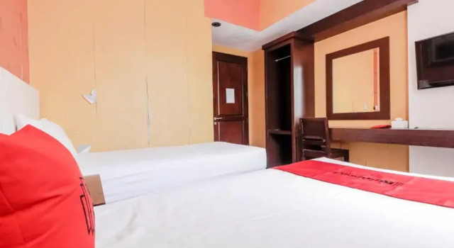 Двухместный номер Standard RedDoorz at La Mega near Pasar Pagi Cirebon