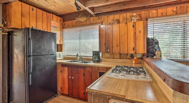 Quiet Big Bear City Cabin w/ Loft: 5 Mi to Village, Забронировать Дом для отпуска Отели в центре Биг-Бэар-Сити, в центре