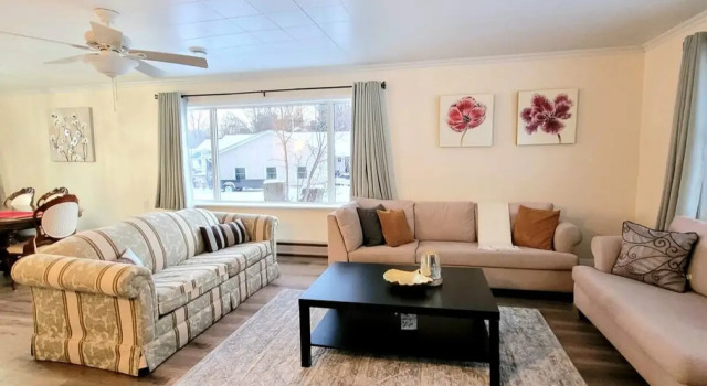 Pines Bay Waterfront Cottage With Hot tub