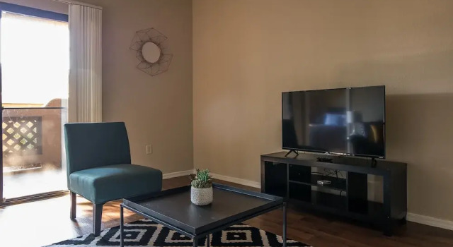 1 BR Apt with Parking by Frontdesk