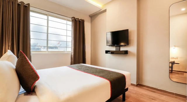 OYO Townhouse 327 C21 Mall