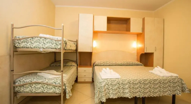 Четырёхместный номер Standard с балконом Albergo Ristorante Pozzi