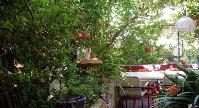 Студия Living Like in a Cottage in the Center of Athens