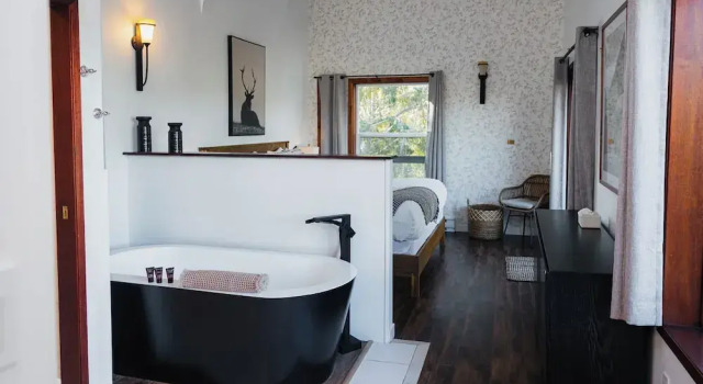 Secluded Oceanfront - Upstairs, Book Hotel Clayoquot Sound 