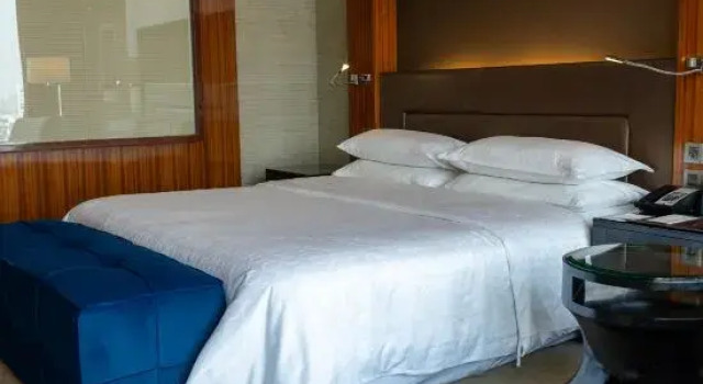 Номер Standard с видом на бассейн Sheraton Grand Bangalore Hotel at Brigade Gateway