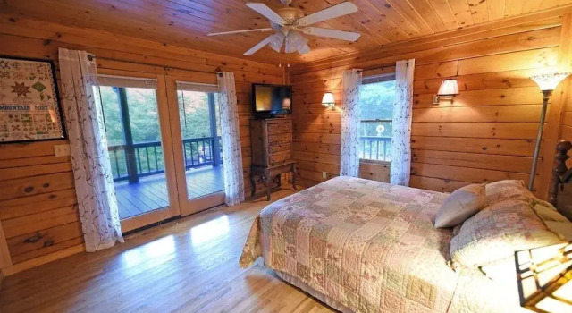 Dew Drop Inn- Blue Ridge Cabin Rental, Забронировать Отель Блу-Ридж Джорджия, рядом с Cohutta Cove Mini Golf
