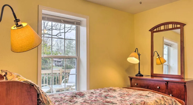 The Sunshine Cottage Hendersonville Rental!, Забронировать Дом для отпуска Отели Хендерсонвилл с парковкой, Парковка