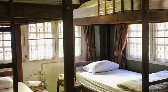 Кровать в общем номере Baan Rare Guesthouse