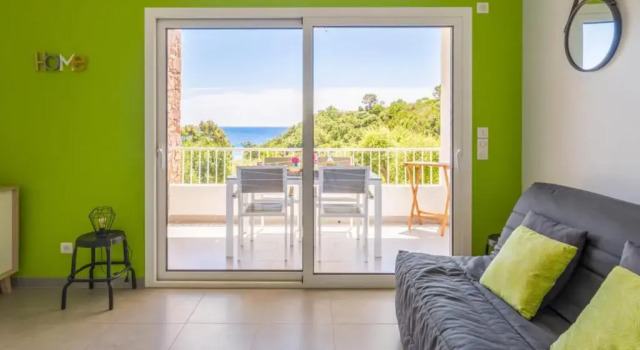 Nice AC studio with large terrace feet in the water in Cavalaire - Welkeys, Забронировать Апартаменты/квартира Кавалер-сюр-Мер Сен-Тропе залива, рядом с Plage de Bonporteau