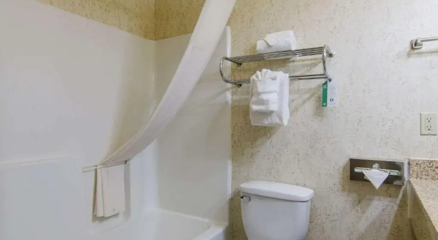 Номер Standard Quality Inn Junction City near Fort Riley