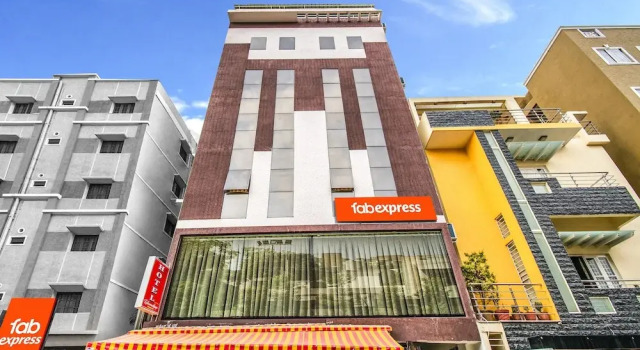 FabExpress The Grand Renato Suites, Забронировать Отель Отели штата Карнатаки 3 звезды, 3*